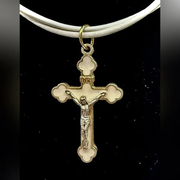 Gold Cross Pendant Necklace with Elegant Design - Image 2
