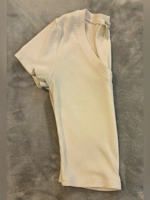 Bozzolo Women’s Ribbed V-Neck Short Sleeve Top - White Size Medium - Image 6
