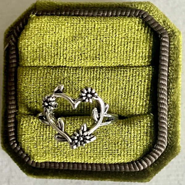 Titanium Steel Silver Flowering Vines Heart Ring Size 8 - Image 2