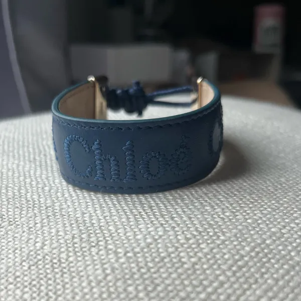 CHLOÉ | Embroidered-Logo Leather Woody Bracelet Navy Blue - Image 5
