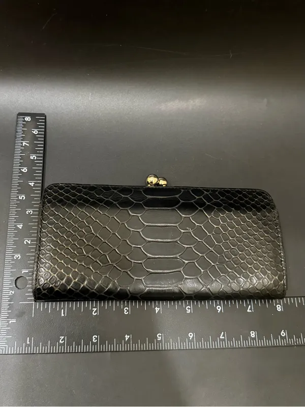 Vintage HOBO International Black Embossed Croc Leather Kiss-lock Clutch Wallet - Image 7