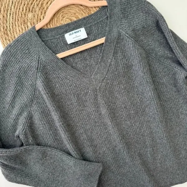 Old Navy NWT Gray V-Neck Knit Long‎ Sleeve Sweater Top Size Medium - Image 3