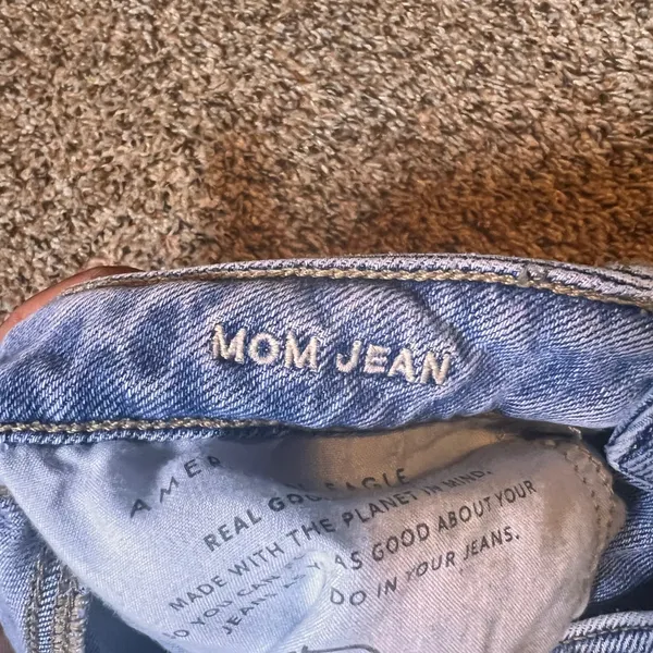 American Eagle Outfitters Mom Jeans Light Wash‎ Distressed High Rise Size 4 - Image 3