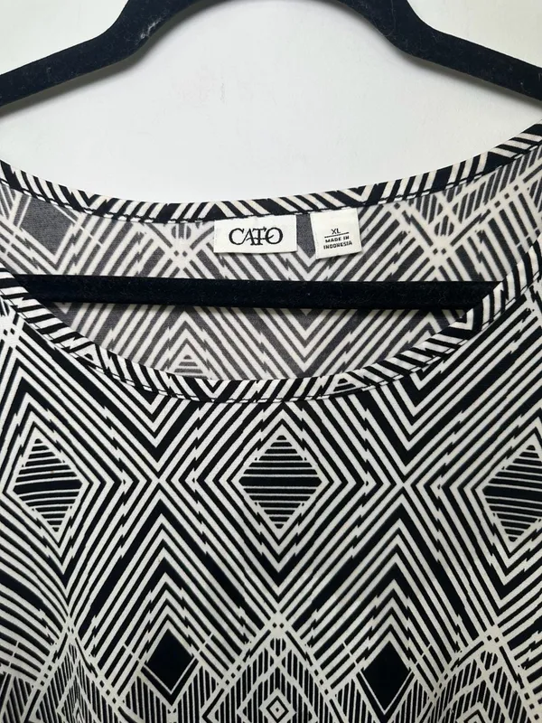 Cato Women's Black and White Geometric Print Tunic Top with Sheer Hem Size XL - Image 2
