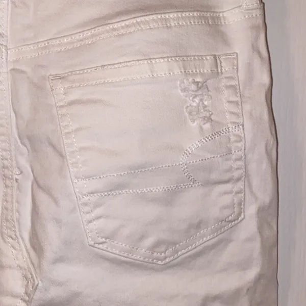 American Eagle NWOT White Ripped Mini Skirt - Image 3