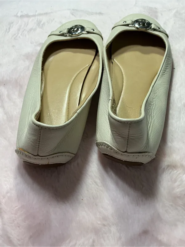 Michael Kors Ivory Leather Ballet Flats with Silver MK Accent b79 - Image 3