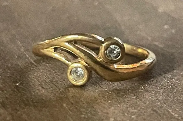Vintage 1985 Avon soft sweep crystal pinky ring Gold - Image 3
