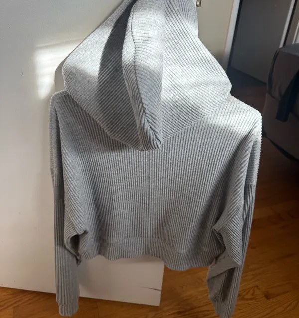 ALO Yoga Heather Light Gray Muse Sweatshirt - Image 6