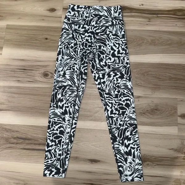 Aerie Offline High-Rise 7/8 Black White Abstract Animal Leggings Women’s Medium - Image 2