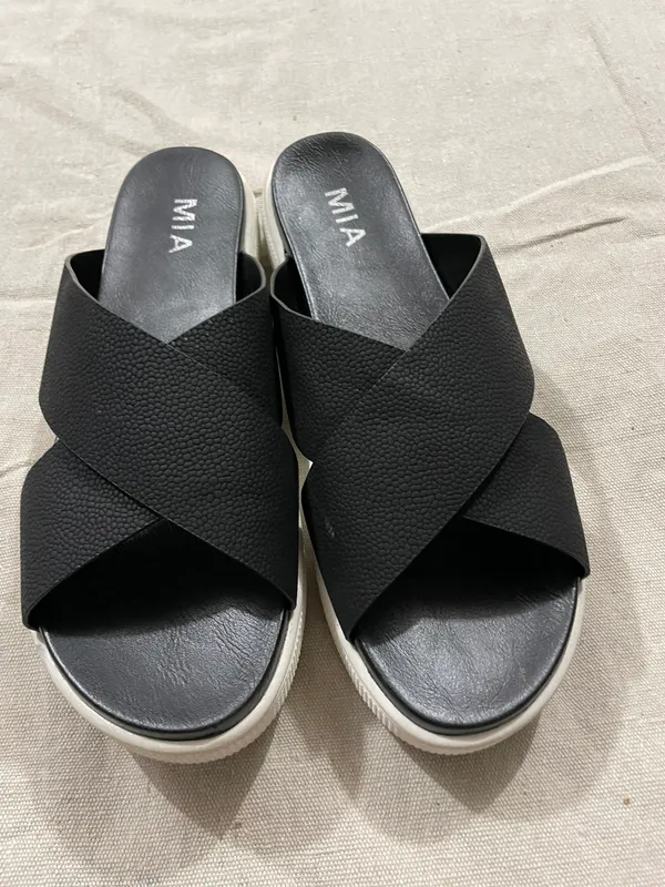 MIA Black Platform Sandals - Image 4