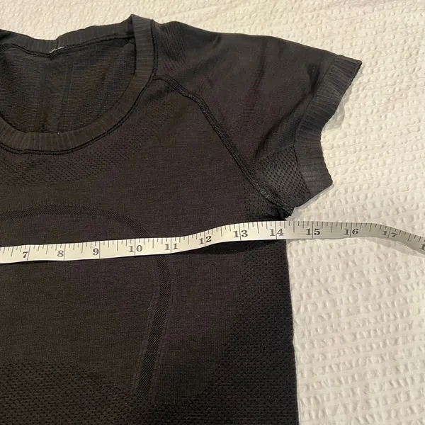 Lululemon black swiftly tech shirt for women size 4 - Image 3