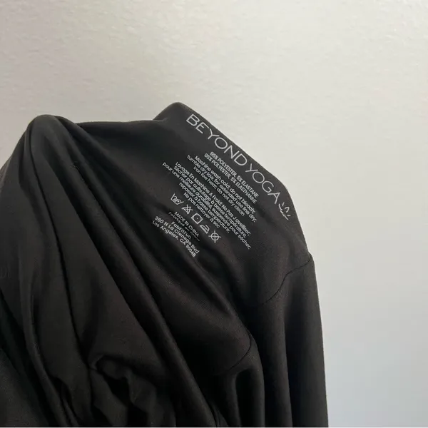 NWT Beyond Yoga Pocket Infinity Scarf in Black OS - Image 4