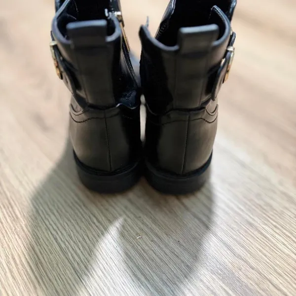 Tommy Hilfiger Black Leather Ankle Boots Gold Logo Buckle Side Zip Womens‎ 6M - Image 6