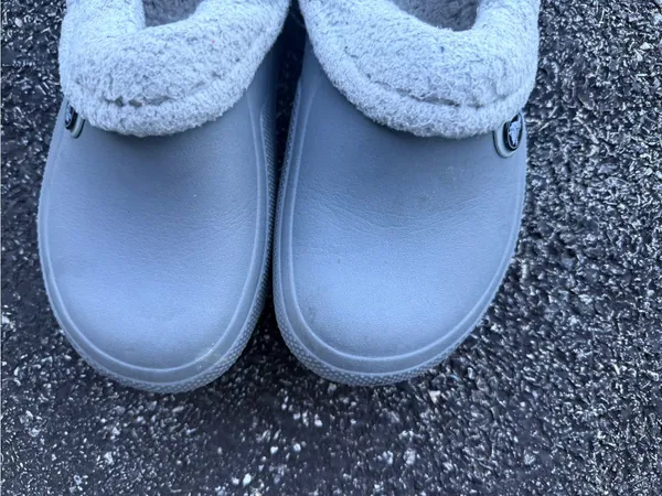 Crocs Faux Fur Lined Clogs Gray Slip On Shoes Women’s 8 Men’s 6 - Image 4