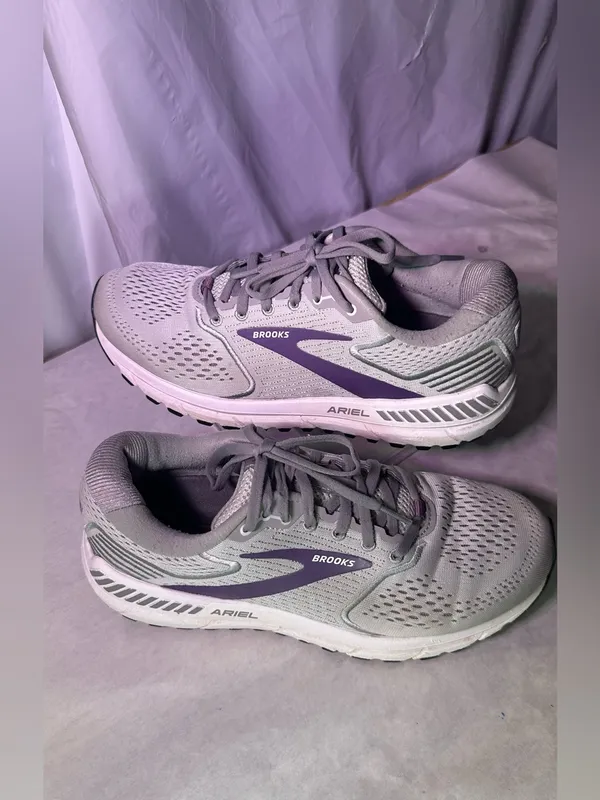 Brooks Ariel Women's Light Gray and Purple Running Shoe - Image 3
