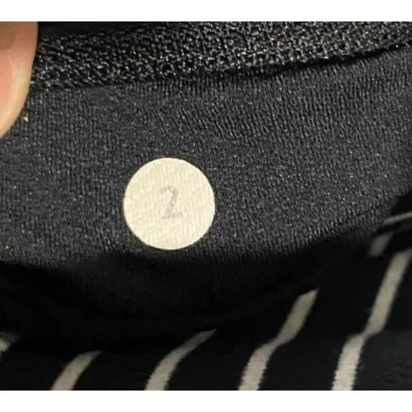 Lululemon Women Sz 2 Base Runner 1/2‎ Zip Black White Running Top Pullover - Image 8