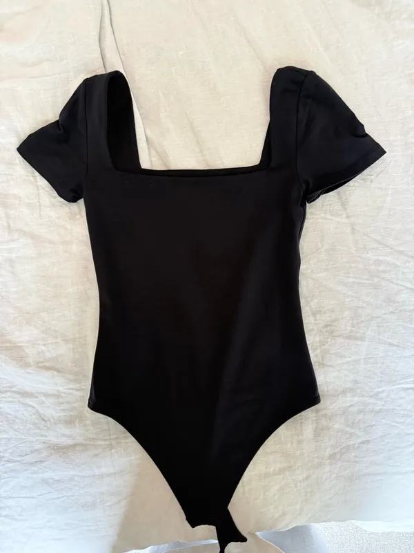 Aritzia Babaton Bodysuit Contour Square Neck Black - Image 2