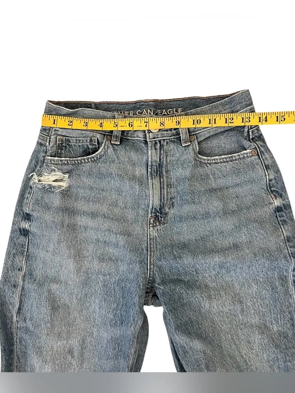 American Eagle Relaxed Mom Jeans Light Wash Size 2 Ripped - Image 4