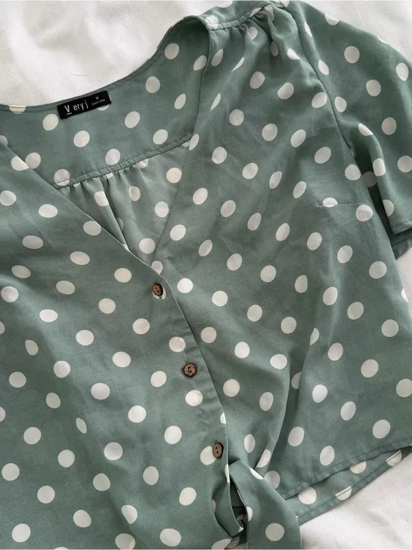 Very J Polkadot button up tie front blouse size medium - Image 2