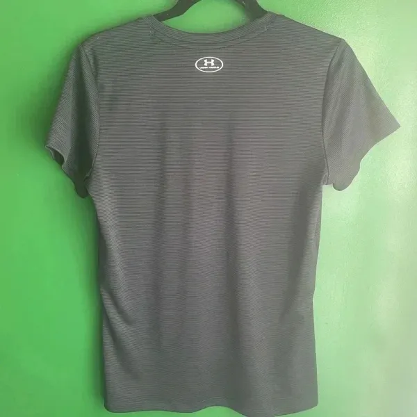 Under Armour Black Loose Fit V Neck Tshirt Tee Shirt Size Medium EUC! - Image 4