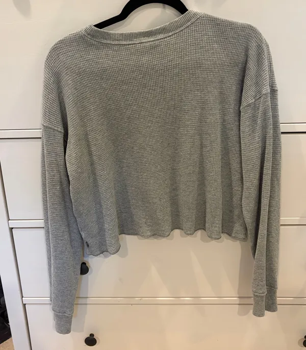 Aritzia TNA Gray Waffle Knit Cropped Long Sleeve - Image 3