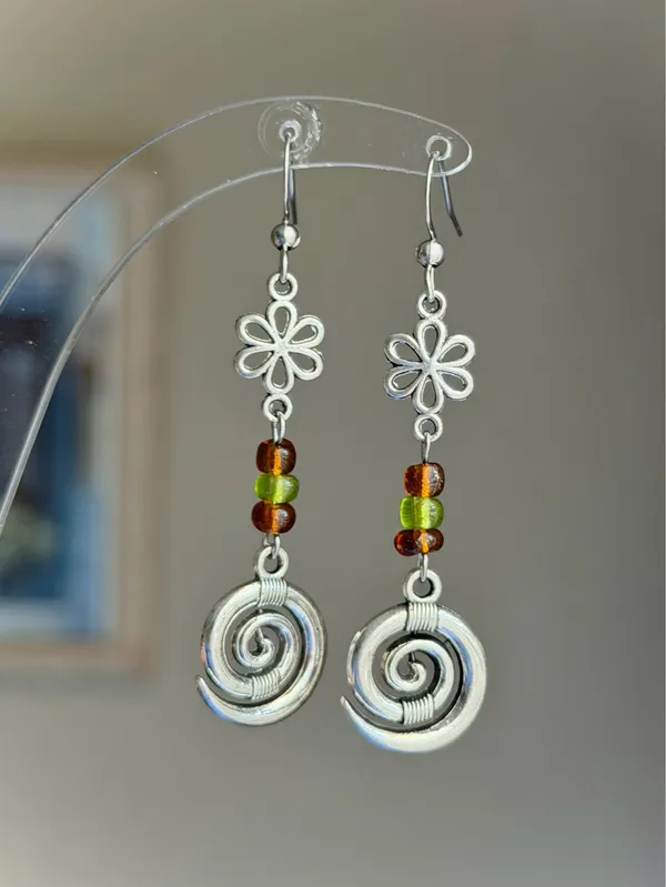 Handmade antique silver tone cute boho fairy retro flower swirl dangle earrings🌀 - Image 2
