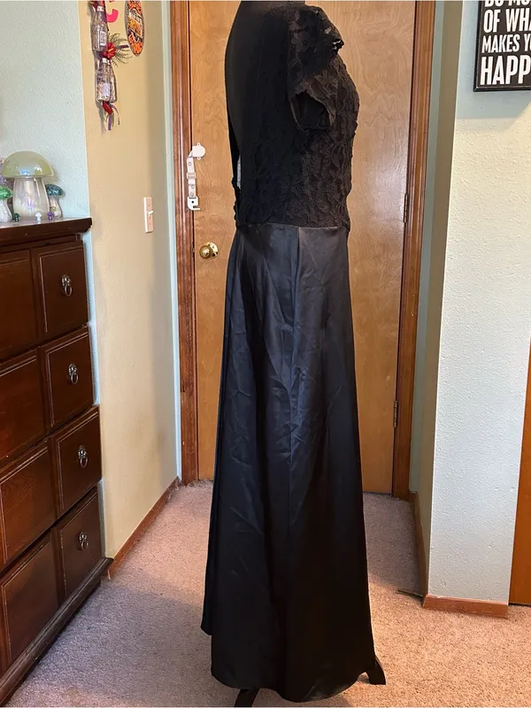 Victoria’s Secret gold label black floral lace bodice satin skirt rosette size M - Image 2