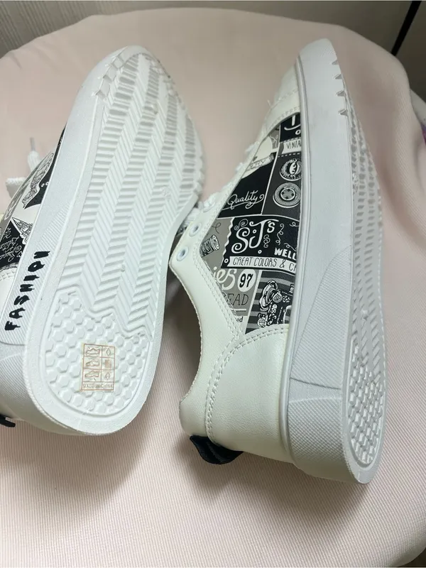 Women’s White Graphic Athletic Sneakers - Image 8