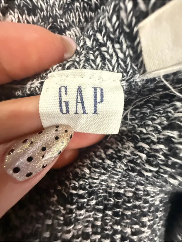 GAP Marled Black and White Cable Crewneck Sweater - Image 4