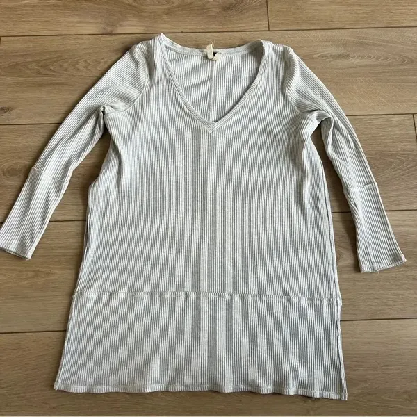 We the Free Split Side Tuesday Tunic V-Neck Knit Top Size Large Light Grey - Image 6