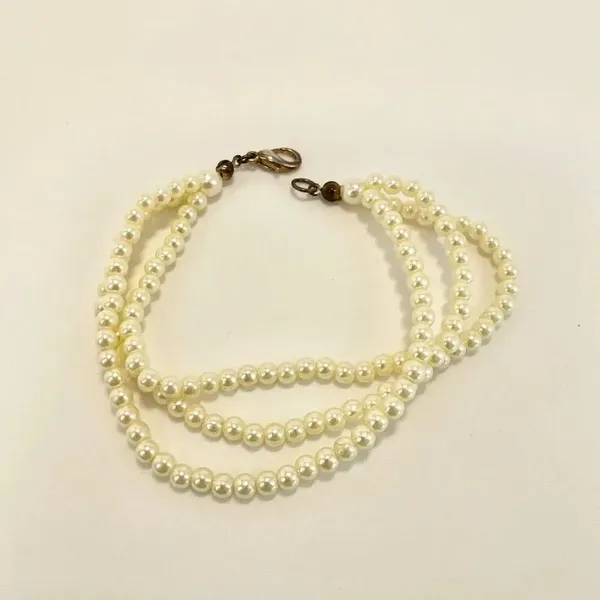 Triple strand faux pearl bracelet - Image 4
