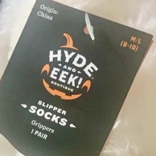 Hyde and EEK Boutique Women White Faux Fur Bat Print Slipper Socks M/L 8-10 New - Image 5