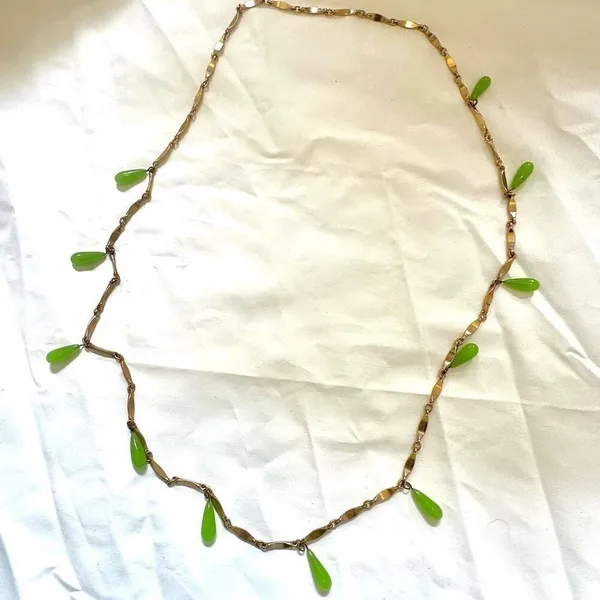 Gold tone and green teardrop beaded necklace - Image 4