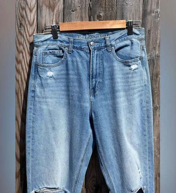 American Eagle 🦅 Distressed MOM Jeans - Image 3