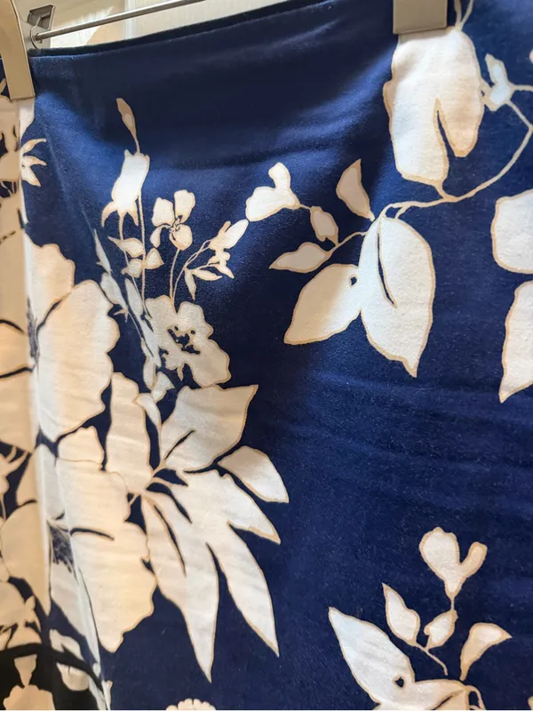 Sz 4- White House Black Market Navy & White Floral Pencil Skirt - Image 2