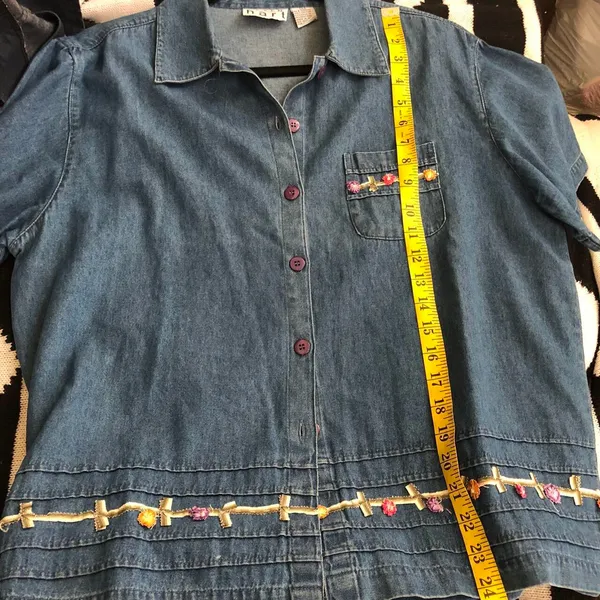 1990s Blue denim button up down shirt blouse floral pattern, short sleeve, front pocket-100% Cotton - Image 5