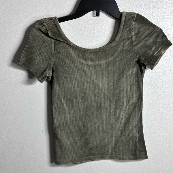 Hollister Women Green Suede Ribbed Crop‎ Top size Small - Image 4