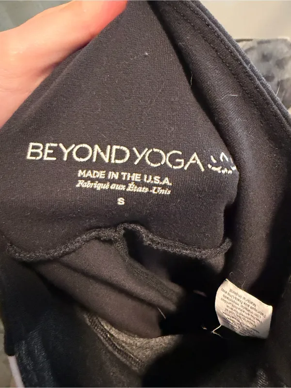 Beyond Yoga Black and Light Pink Colorblock High-Rise Leggings - Image 4