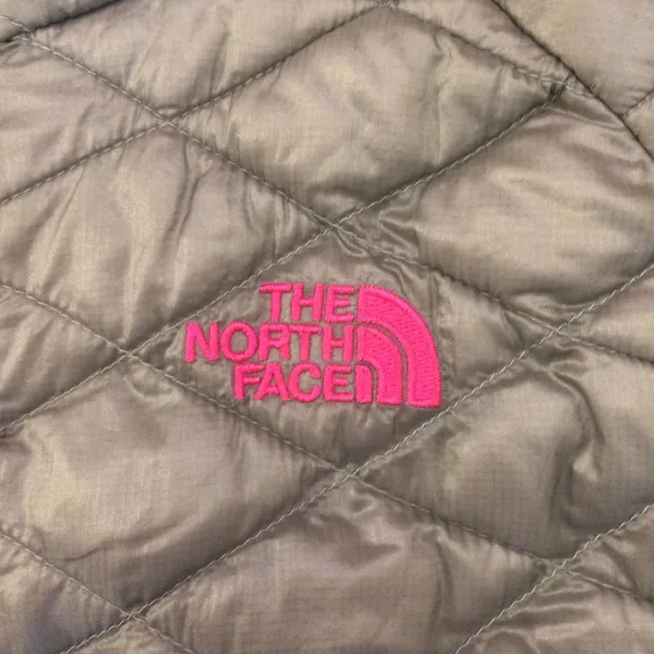 The North Face silver thermoball puffer women’s large - Image 4