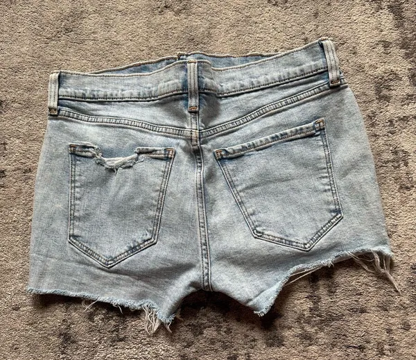 Old Navy Boyfriend Jean Shorts Mid-Rise - Image 4