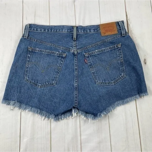 Women’s Levi’s 501 jean shorts size 31 - Image 3