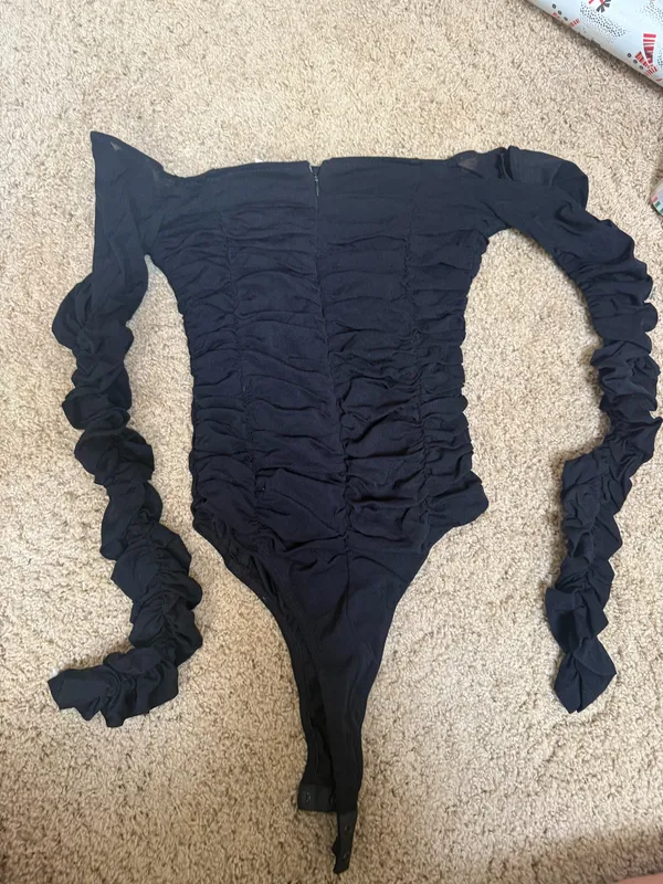 Et clet black off the shoulder ruched long sleeve bodysuit - Image 3