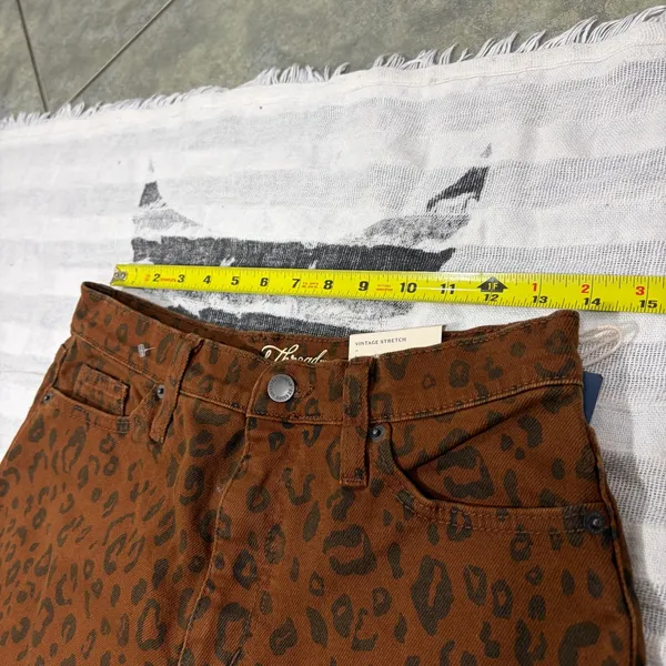NWT Universal Threads Vintage Straight Jeans Leopard Print Sz 6 Bikercore Boho - Image 4