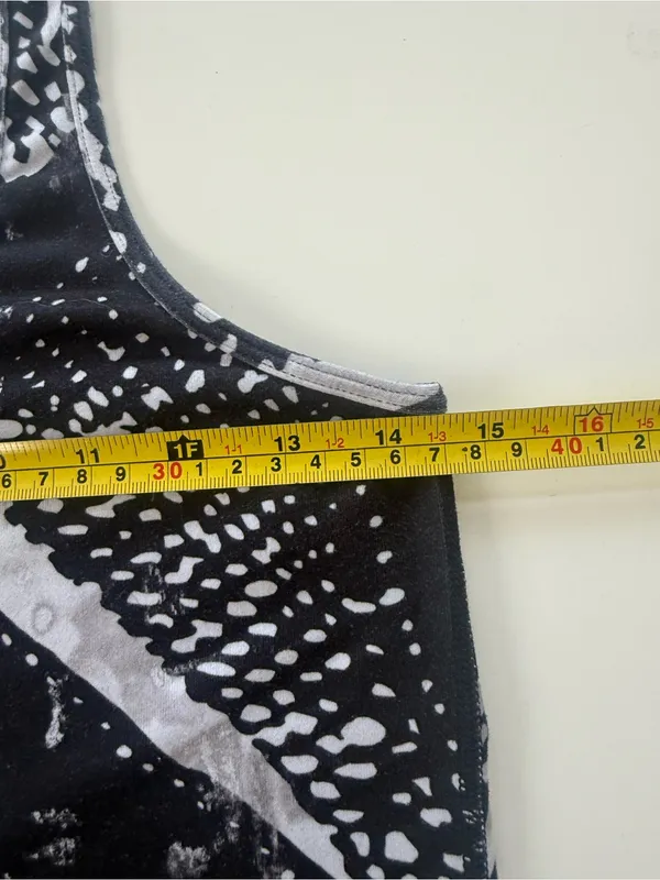 lululemon Dynamic Black White Graphic Tank Top Racerback Tank size 8 - Image 5