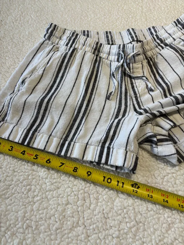 Old Navy High-Waisted Striped Linen-Blend Shorts White Black Medium Boho Beach - Image 4