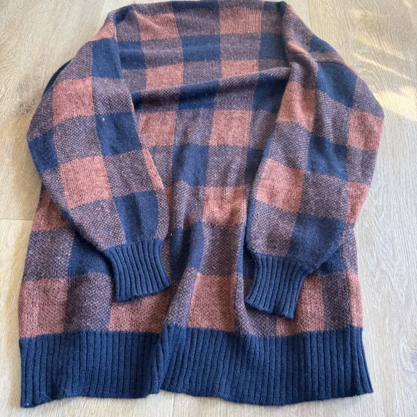 American Eagle Plaid Oversized Navy and Rust Open Cardigan - Image 6