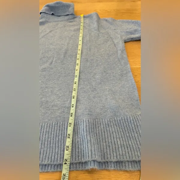 J crew Turtleneck sweater with side slits in Supersoft yarn blue size medium - Image 8