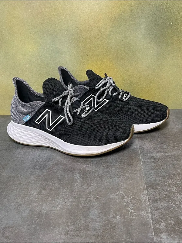 New Balance Women's Fresh Foam Roav T-Shirt Black/Gray Sneakers Size 9.5B - Image 2