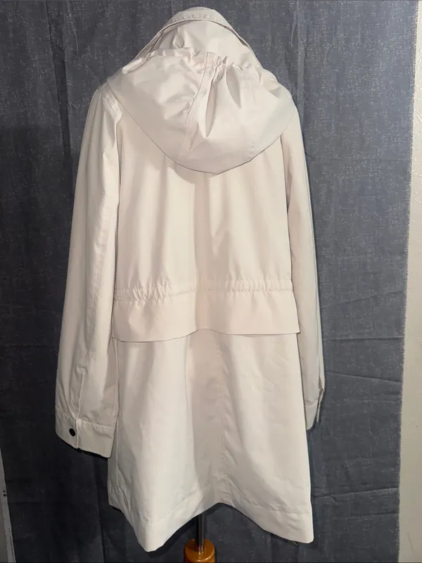 Two by Vince Camuto Cream Trench Coat with Black Trim - Image 4