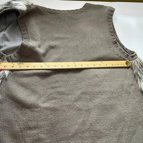 One world size XL faux fur open front vest - Image 5